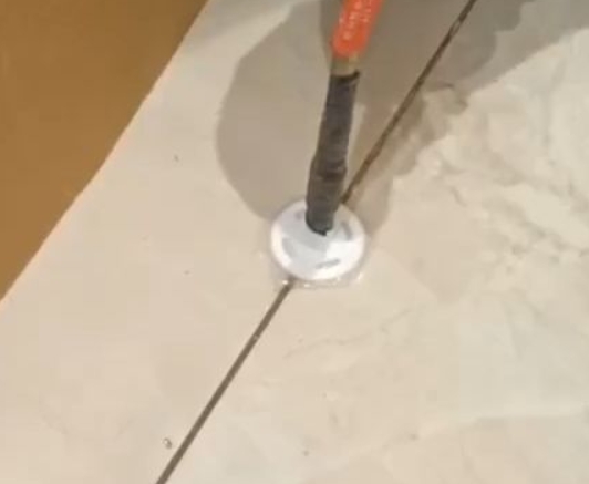 石拐瓷砖空鼓维修公司专业解答瓷砖在铺贴过程中，如果没有涂抹均匀到位的粘结材料（如水泥砂浆或瓷砖胶），可能会导致以下问题